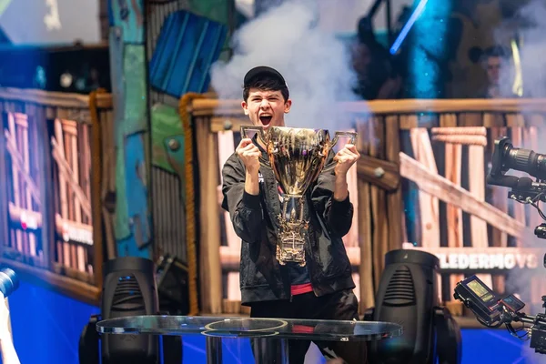 Aos 16 anos, adolescente do eSports ganha mais que Djokovic e Woods