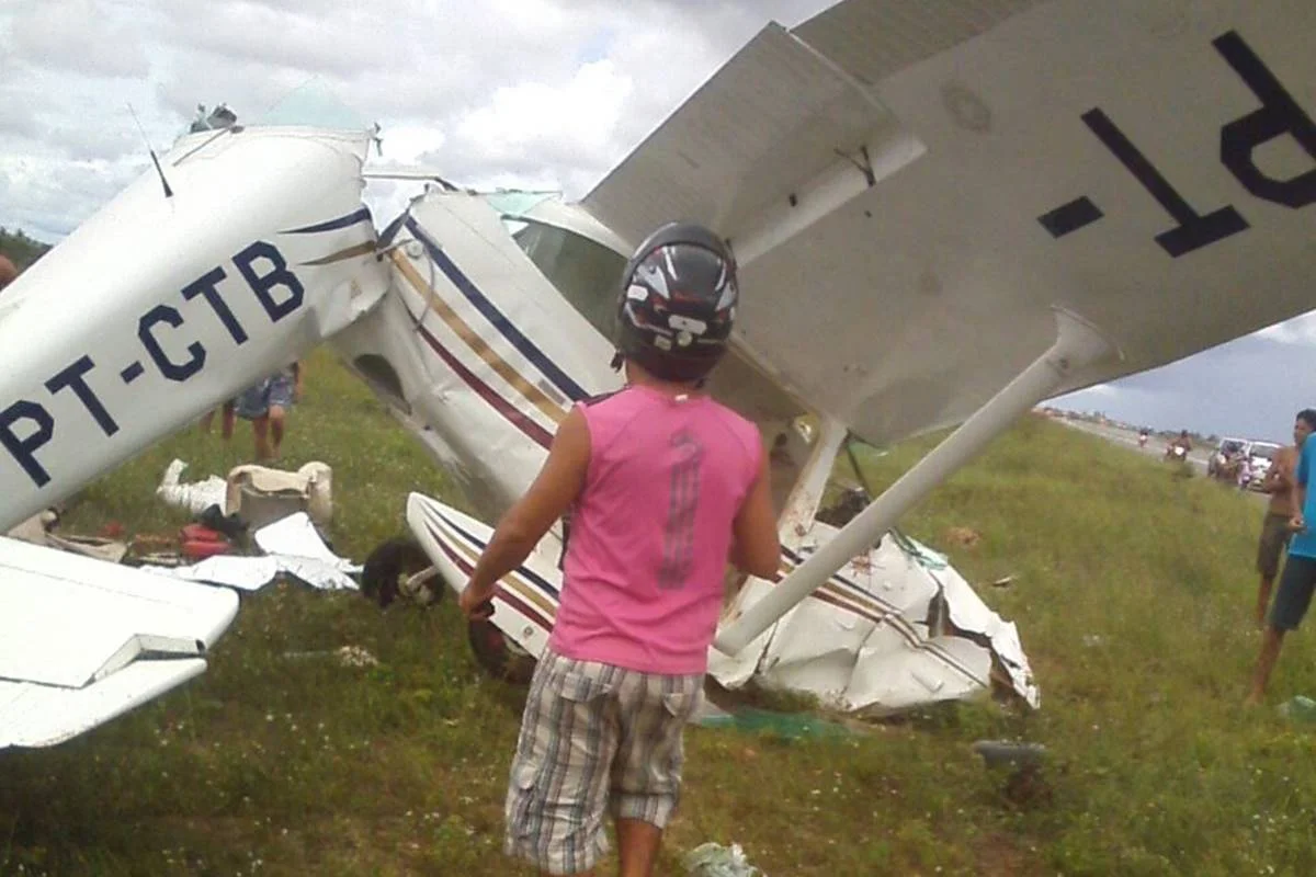 A aeronave ficou completamente destruída A aeronave ficou completamente destruída
