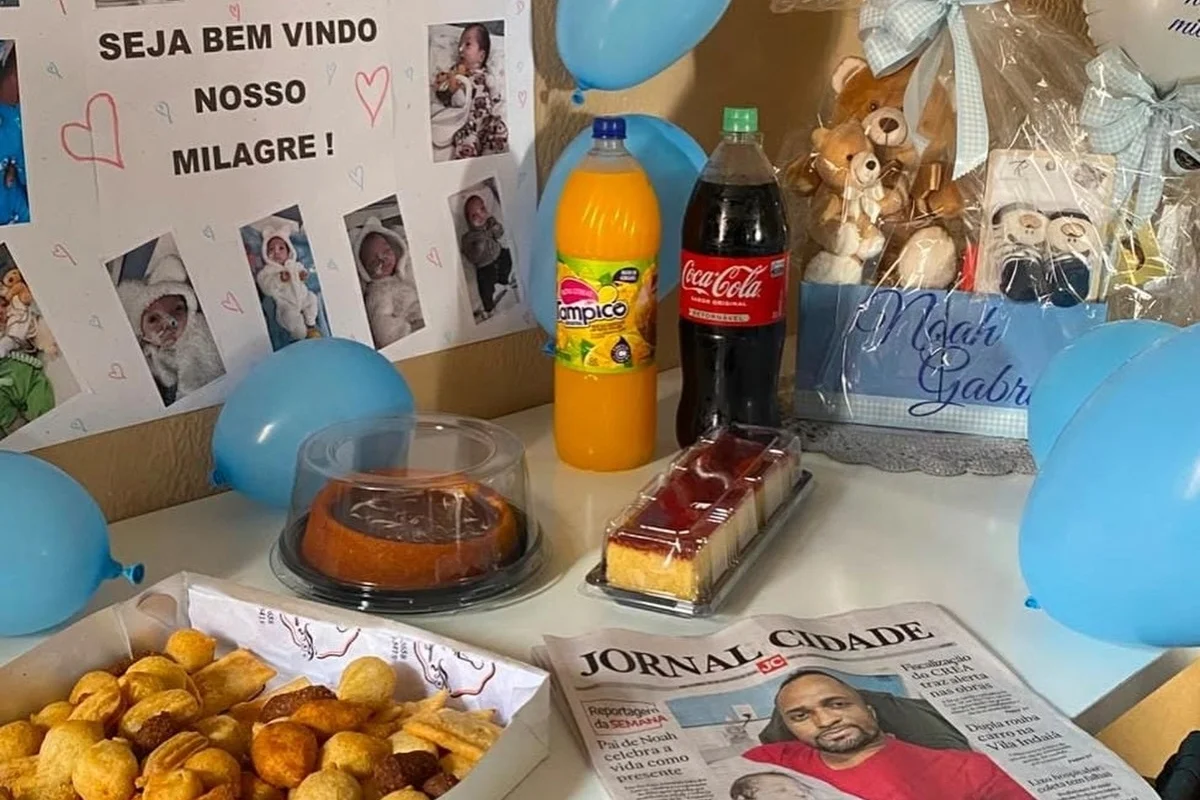 No hospital, ele chegou a ser dado como morto após uma parada cardiorrespiratória. Uma funcionária percebeu sinais vitais no bebê horas depois No hospital, ele chegou a ser dado como morto após uma parada cardiorrespiratória. Uma funcionária percebeu sinais vitais no bebê horas depois