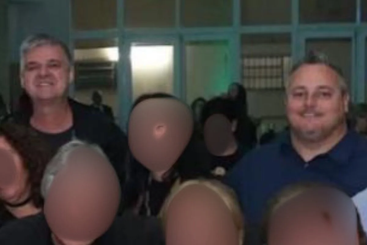 Oficial da PM posa para foto durante evento da associação dos oficiais ao lado de Antonio Carlos Ubaldo Júnior, preso sob suspeita de envolvimento com o crime organizado Oficial da PM posa para foto durante evento da associação dos oficiais ao lado de Antonio Carlos Ubaldo Júnior, preso sob suspeita de envolvimento com o crime organizado