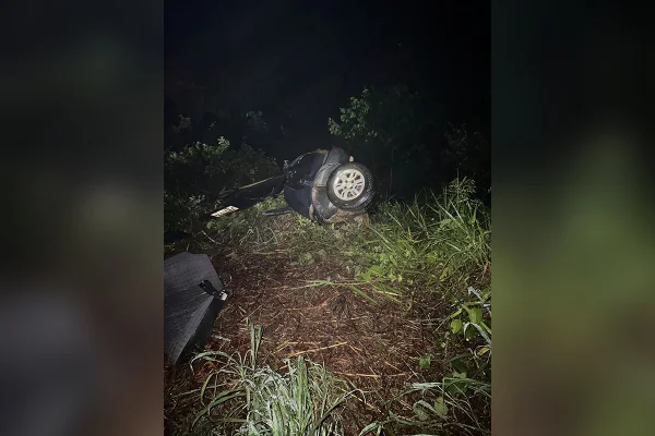 imagem colorida acidente veiculo colide cabeceira ponte goias