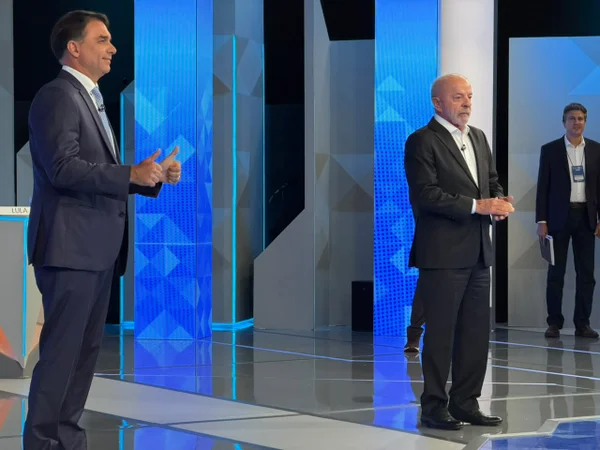 Candidatos à Presidência, Lula e Flávio Bolsonaro se enfrentam em último debate antes do segundo turno
