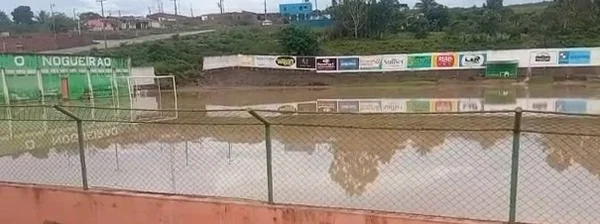 Chuvas causam transtornos na Bahia e deixam estádio tomado por água