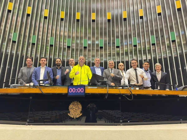 Imagem colorida de deputados da oposição ocupando a mesa da Câmara - Reprodução/Redes Sociais