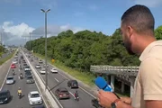 O motociclista fraturou uma das pernas e foi encaminhado ao hospital após a colisão