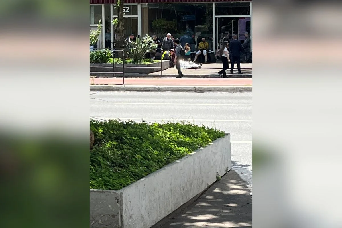 Três pessoas foram atingidas por explosão de bueiro na Avenida Paulista. Três pessoas foram atingidas por explosão de bueiro na Avenida Paulista.