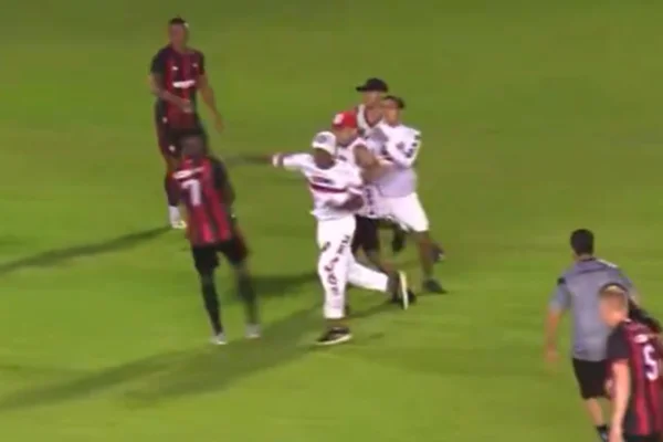 Torcedores invadem gramado e entram em confronto com jogadores