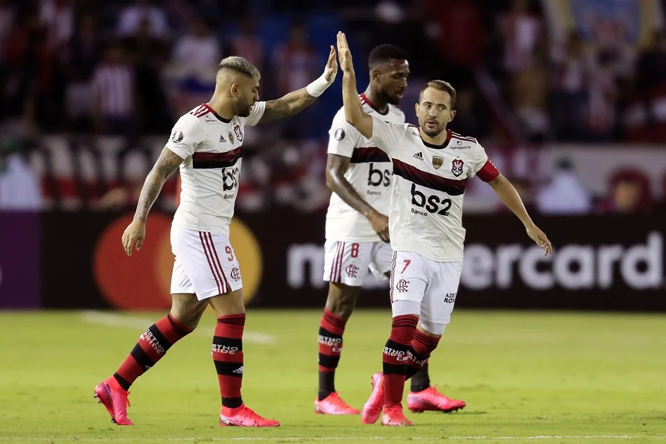 Clubes brasileiros dependem muito da venda de seus atletas para tentarem colocar as contas em dia Clubes brasileiros dependem muito da venda de seus atletas para tentarem colocar as contas em dia