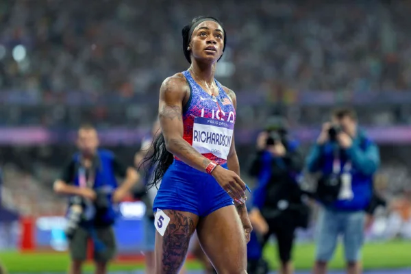 Foto colorida de Sha'Carri Richardson nos Jogos Olímpicos de Paris 2024 - Metrópoles