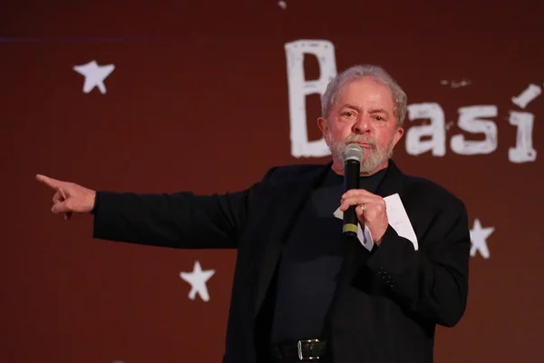 “Eleições 2018 são fáceis de ganhar”, diz Lula em congresso do PCdoB