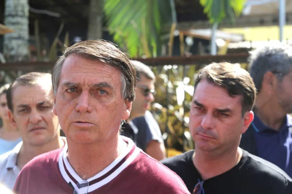 O presidente Jair Bolsonaro (PL), acompanhado pelo filho Flávio Bolsonaro, na cidade de Eldorado, interior de São Paulo, nesta manhã de sábado, 22. A mãe do presidente, Olinda Bonturi Bolsonaro, de 94 anos, faleceu na madrugada de sexta-feira (21). O Presidente cancelou viagem à Guiana e voltou ao Brasil para o enterro. Foto: Fábio Vieira/Metrópoles