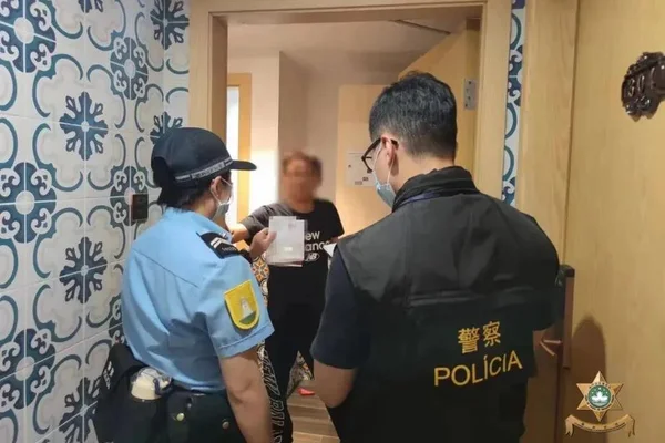 Foto colorida do momento em que uma mulher é presa por ligar diversas vezes para os bombeiros - Metrópoles