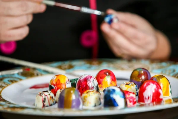 Doceira de Águas Claras faz bombons caseiros pintados à mão
