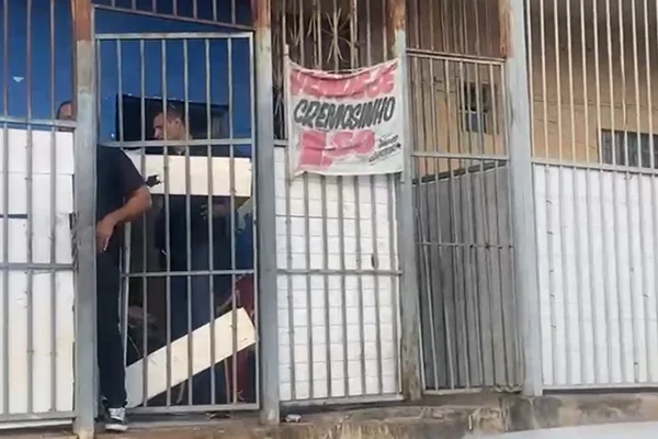 "Vende-se Cremosinho": casal é preso com arma e drogas no DF