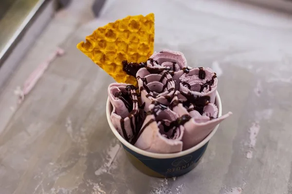 Stonia lança gelato roll, sorvete cremoso em forma de rolinhos
