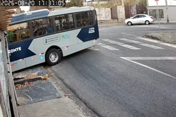 Ônibus atinge imóvel pela 2ª vez em menos de dois meses em BH