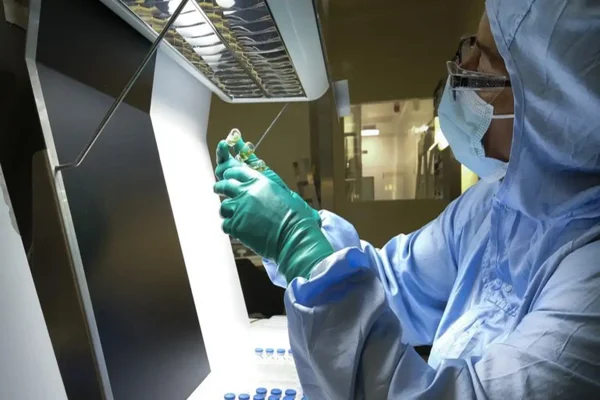 Filha tem malformação após pai trabalhar em laboratório de remédios