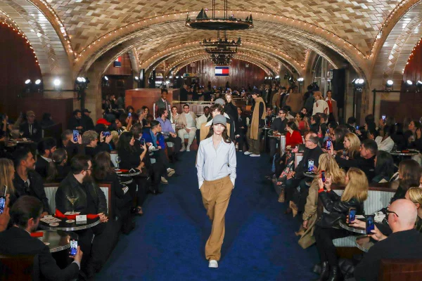 Na imagem com cor, desfile da Tommy Hilfiger no NYFW - Metrópoles