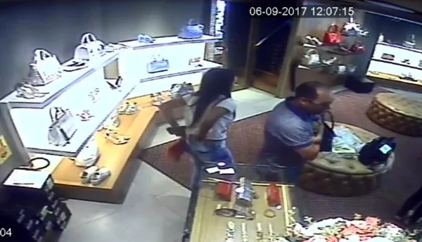 Vídeo mostra furto de celular em shopping no Cruzeiro