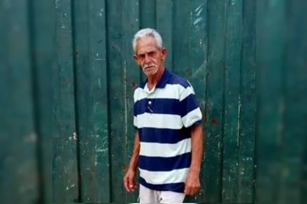 Foto colorida de homem idoso