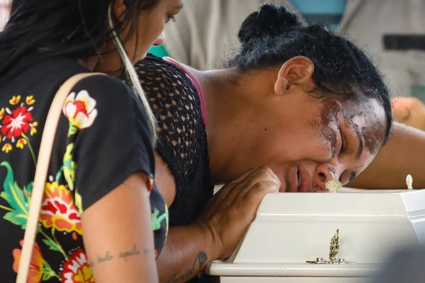 Mãe de crianças mortas em incêndio: “Como isso foi acontecer?”