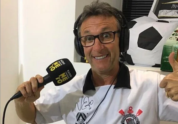 Neto com camisa do Corinthians