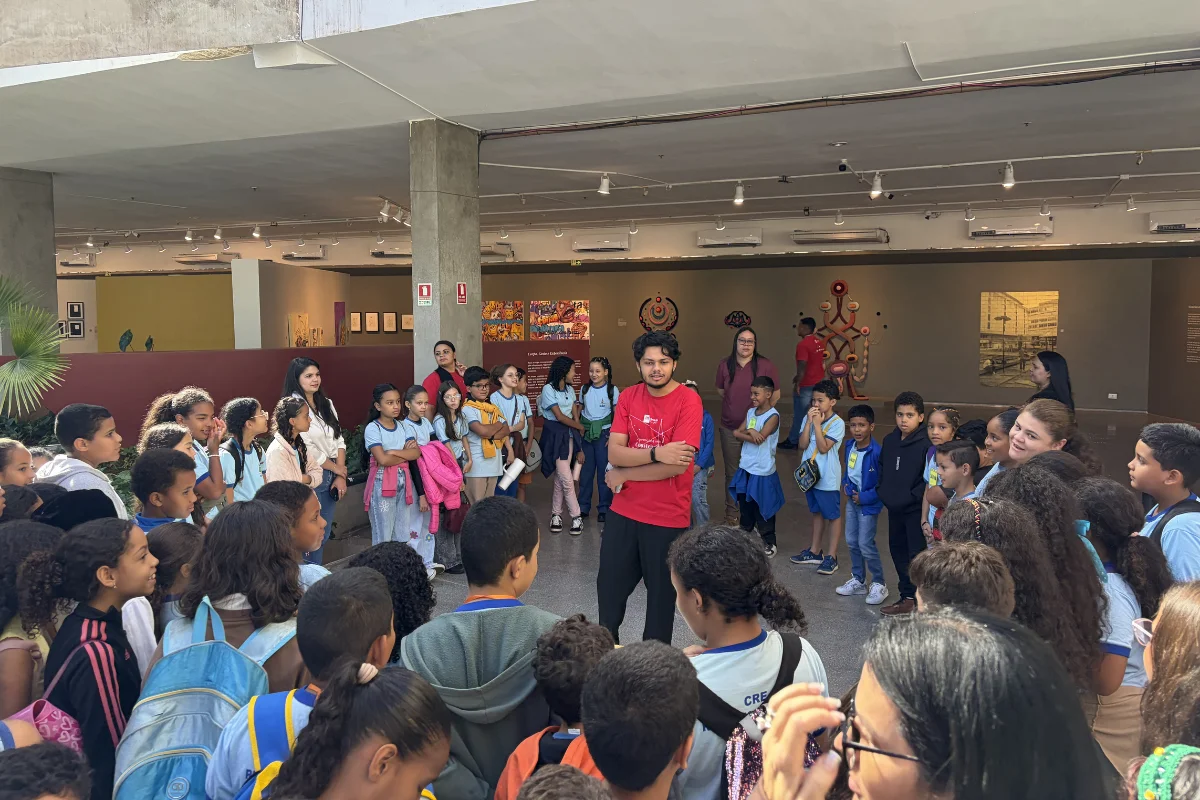Alunos do Recanto das Emas se encantam com a exposição Constelações Contemporâneas Alunos do Recanto das Emas se encantam com a exposição Constelações Contemporâneas