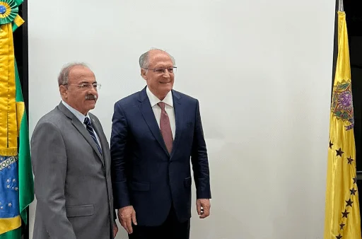 O senador Chico Rodrigues, que foi pego com dinheiro na cueca, ao lado do vice-presidente Geraldo Alckmin. Ambos aparecem de pé entre bandeiras do Brasil - Metrópoles