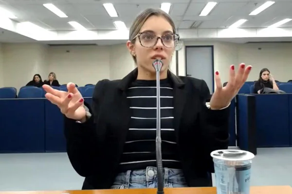 Imagem colorida com Giovanna Pinheiro Silva, de 23 anos, em audiência de instrução