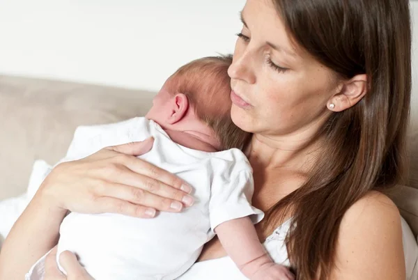 O que é preciso saber antes de colocar o bebê para arrotar?