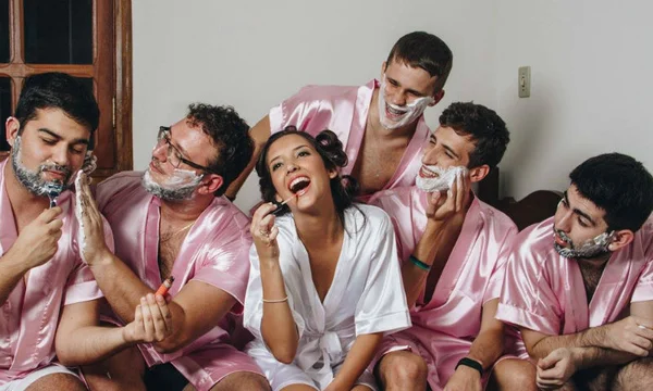 Noiva faz ensaio fotográfico hilário com amigos no lugar das madrinhas