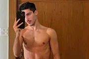 Ele posta vídeos de humor nas redes sociais Ele posta vídeos de humor nas redes sociais