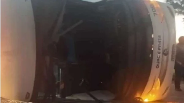 Vídeo: ônibus tomba na BR-163 e deixa ao menos oito feridos