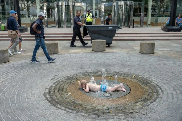 O pequeno Felix Johnson, de 3 anos, tenta se refrescar em um fonte de água em Londres. Os britânicos vão enfrentar uma onda de calor durante a próxima semana