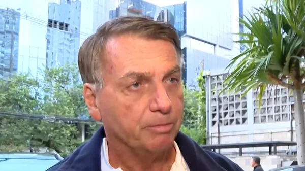 foto colorida do ex-presidente Jair Bolsonaro ao chegar ao Hospital Vila Nova Star, em SP, para exames - Metrópoles