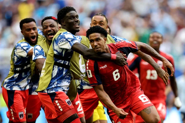 Foto colorida de Cabo Verde comemorando gol - Metrópoles