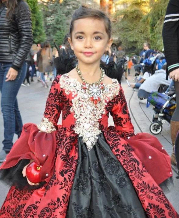 Bebê com mecha branca no cabelo viraliza em ensaio como Cruella