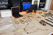 Polícia apreendeu joias, relógios e outros itens de luxo em apartamento de tesoureiro do PCC