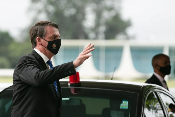 Presidente Bolsonaro conversa com apoiadores no Alvorada