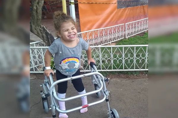 Maria Flor, 4 anos, precisa de ajuda para conseguir andar sozinha