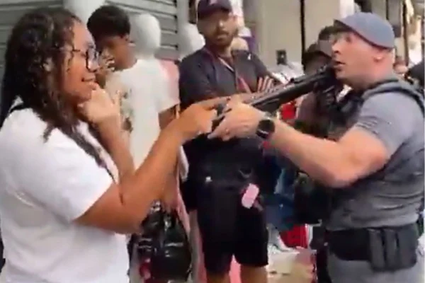 Imagens feitas por testemunha, mostram ação da PM e da GCM durante fiscalização a ambulantes em comércio popular do centro de São Paulo