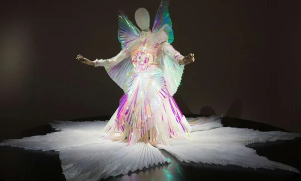 Cantora Björk é homenageada pela Gucci em exposição