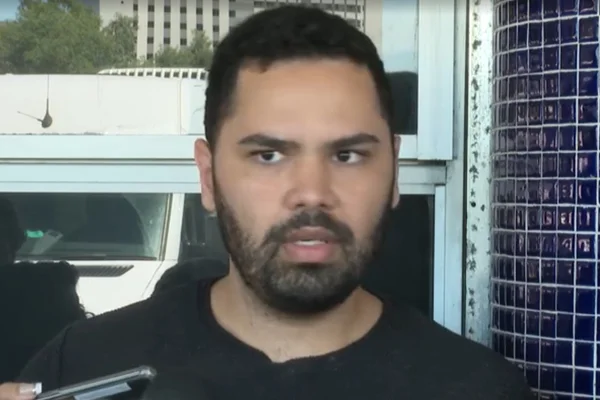 “Peguei o rosto na mão”, diz namorado de jovem após acidente de kart