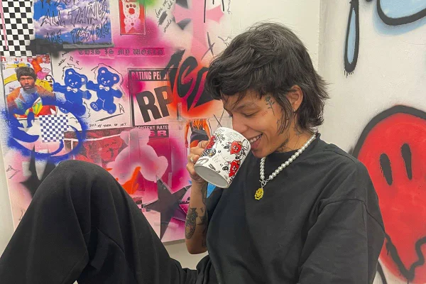 Na imagem com cor, mulher branca tatuadora do DF - Metrópoles