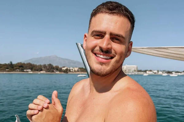 Imagem colorida de Jon Vlogs sorrindo - Metrópoles