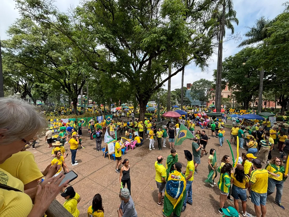 Bolsonaristas esperam Flávio na Praça da Liberdade Bolsonaristas esperam Flávio na Praça da Liberdade