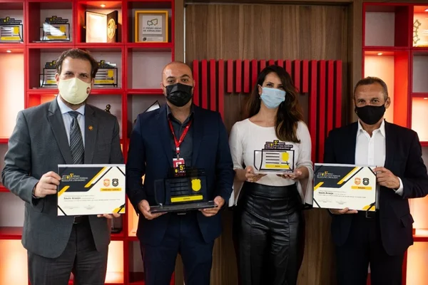 Metrópoles recebe troféus do Prêmio da PF de Jornalismo