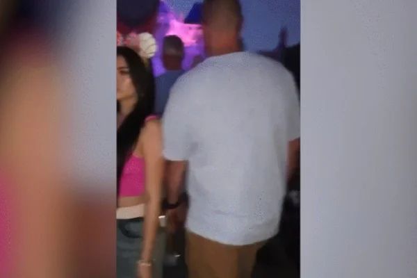 Yoatzi Castro estava fazendo uma transmissão ao vivo quando o homem passou e a apalpou. Segundo a influenciadora, o autor foi preso - Metrópoles