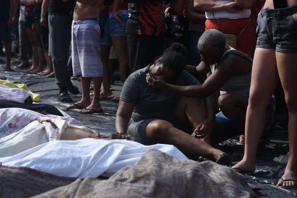 Megaoperação no Rio de Janeiro. Moradores empilham e fazem contagem de corpos após operação da polícia contra o CV no Rio de Janeiro.