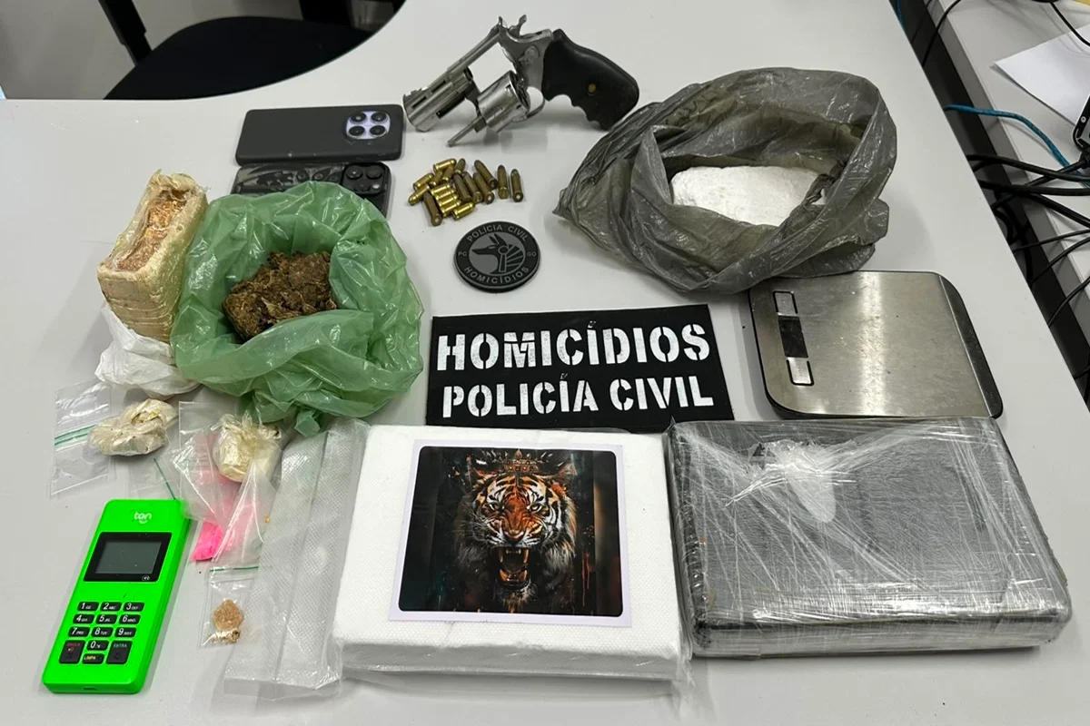 PCGO apreende drogas escondidas dentro de solas de galochas em operação - imagem 1 PCGO apreende drogas escondidas dentro de solas de galochas em operação - imagem 1